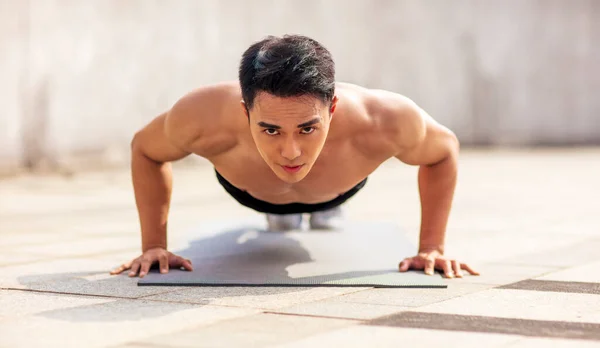 Fitness Ázsiai Fiatal Jóképű Férfi Csinál Push Gyakorlat — Stock Fotó