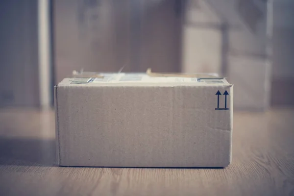 段ボール箱出荷コンセプト 茶色の小包 — ストック写真