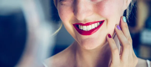 Mujer Blanca Bonita Con Lápiz Labial Sensual Rojo Dientes Blancos —  Fotos de Stock