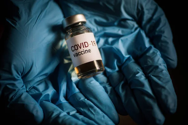 Immagine Una Dottoressa Con Vaccino Covid Illustrazione Nuova Pandemia Coronavirus — Foto Stock