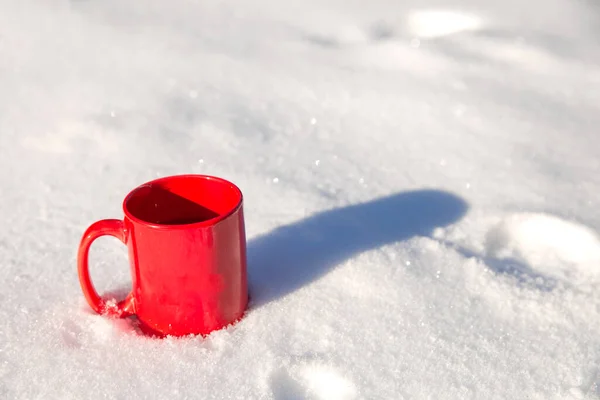Steaming Cup Hot Coffee Tea Chocolatemilk Cold Fresh White Snow — Φωτογραφία Αρχείου
