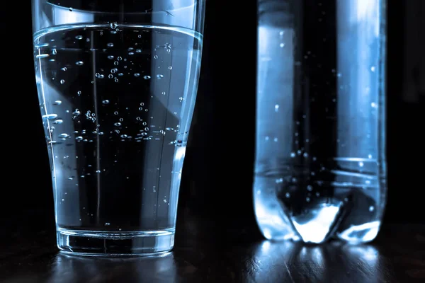 Een Glas Sprankelend Water Frisdrank Sprankelend Mineraalwater Een Glas Een — Stockfoto