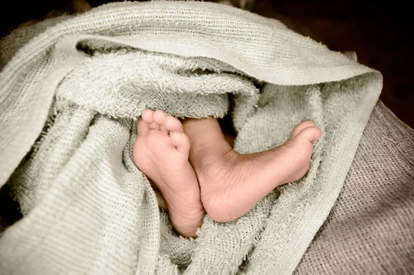 Pasgeboren Baby Voeten Van Dichtbij Benen Van Een Pasgeboren Kind — Stockfoto