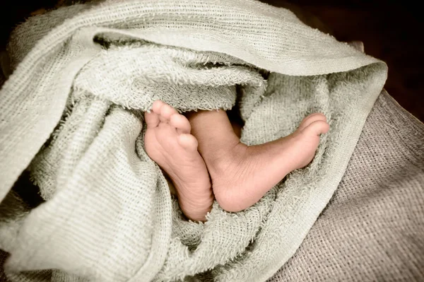 Pasgeboren Baby Voeten Van Dichtbij Benen Van Een Pasgeboren Kind — Stockfoto