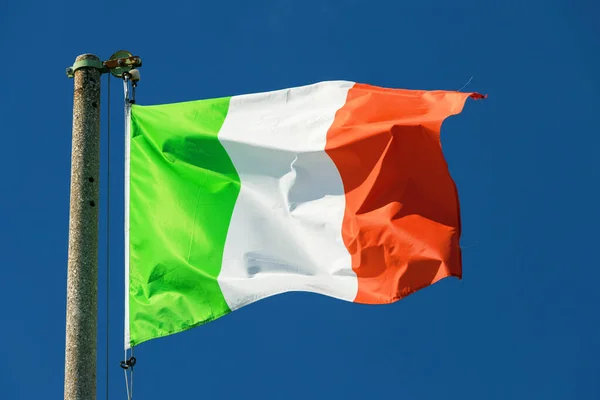 Італійський Прапор Віє Блакитному Небі — стокове фото