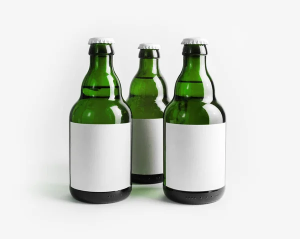 Três Garrafas Cerveja Verde Com Etiquetas Branco — Fotografia de Stock
