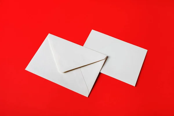 Enveloppes Papier Vierges Sur Fond Papier Rouge Avant Arrière Maquette — Photo