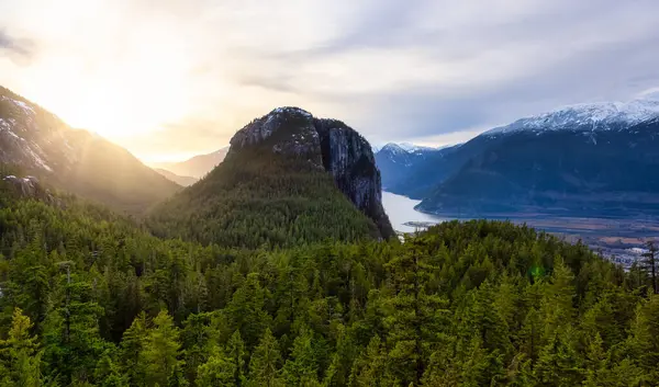 Prachtig Panoramisch Uitzicht Het Canadese Berglandschap Tijdens Een Zonnige Zonsondergang — Stockfoto