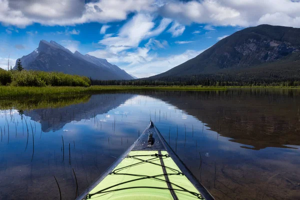 カナダの山の風景に囲まれた美しい湖でカヤック ブルースカイアートレンダリング Vermillion Lakes Banff Alberta カナダ — ストック写真