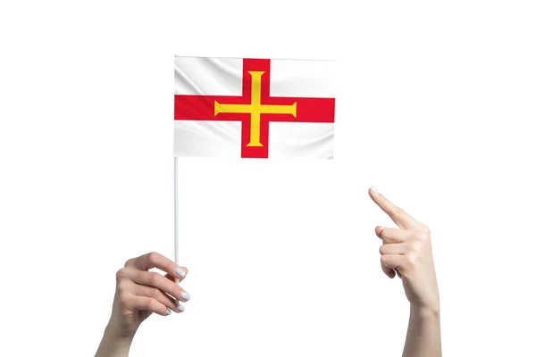 Una Hermosa Mano Femenina Sostiene Una Bandera Guernsey Que Muestra —  Fotos de Stock