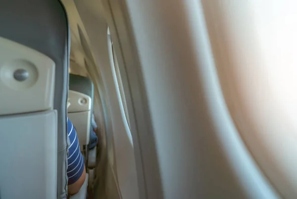Uçak Penceresinin Yanındaki Uçak Koltuğunun Dikiz Aynası Ekonomi Sınıfı Uçak — Stok fotoğraf