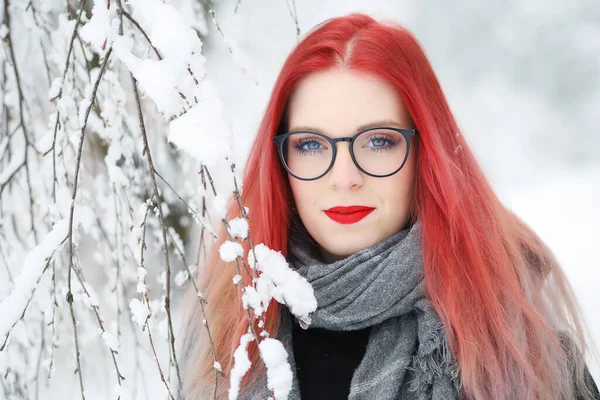 Vista Frontale Ritratto Bella Ragazza Capelli Rossi Occhiali Posa Inverno — Foto Stock