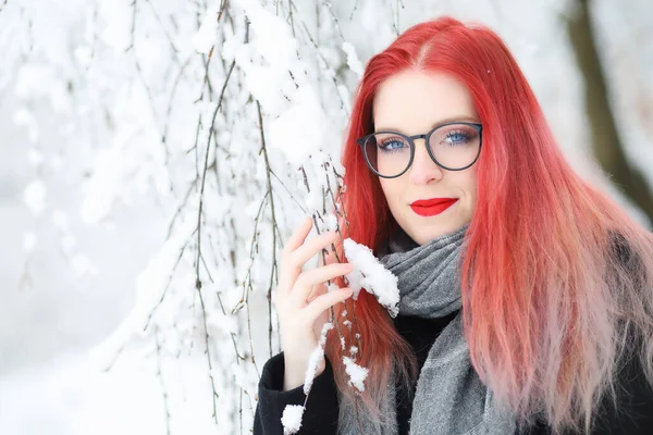 Sorridente Attraente Ragazza Capelli Rossi Occhiali Posa Nella Natura Invernale — Foto Stock