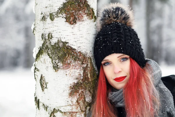 Kafası Huş Ağacının Gövdesinde Dinlenen Kızıl Saçlı Kızın Portresi Yatay — Stok fotoğraf