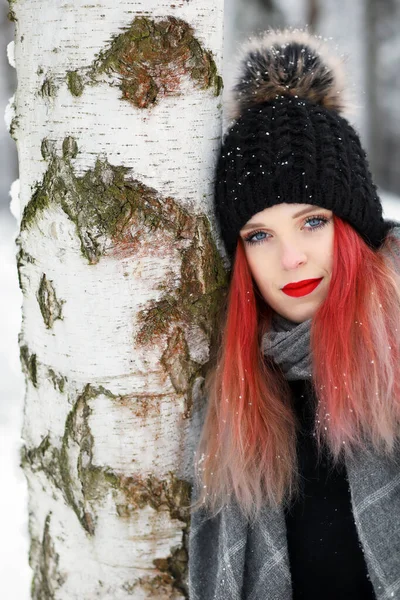 Kafası Huş Ağacının Gövdesinde Dinlenen Çekici Kızıl Saçlı Kız Portresi — Stok fotoğraf