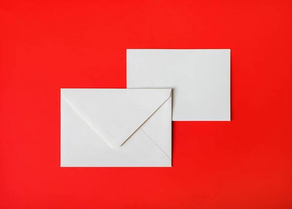 Dois Envelopes Papel Branco Sobre Fundo Papel Vermelho Para Trás — Fotografia de Stock