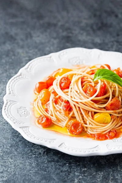 Primer Plano Plato Pasta Espaguetis Tomate Cherry Italiano Rústico — Foto de Stock