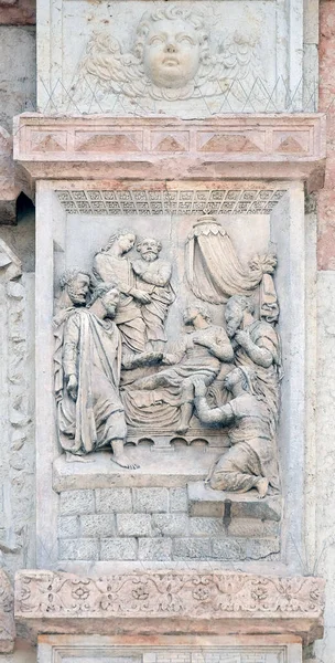 イエスはカサリオによってラザロを育て イタリアのボローニャにあるサン ペトロニオ大聖堂の左ドア — ストック写真