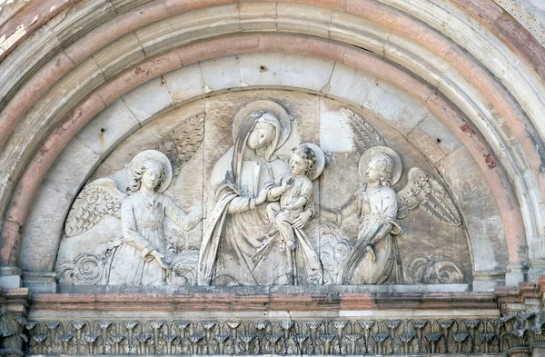 Bas Relief Képviselő Szűz Mária Kis Jézus Között Angyalok Katedrális — Stock Fotó