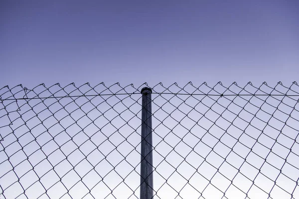 Taggtrådsstängsel Med Metallnät Kedjelänk Symbol För Skyddet Världen — Stockfoto