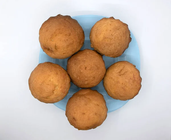 Cupcakes Ett Blått Fat Till Efterrätt Vit Tallrik — Stockfoto