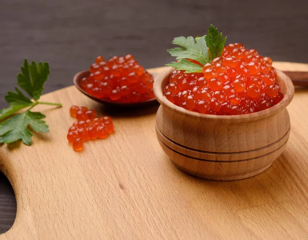 Rode Chum Zalm Kaviaar Een Houten Kom Lekker Gezond Eten — Stockfoto