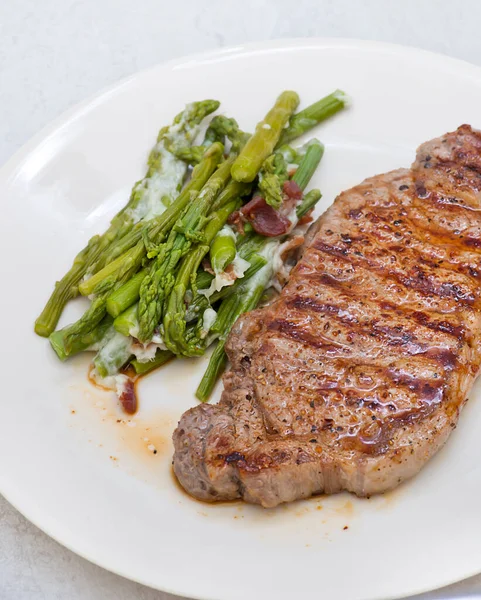 Grilovaný Hovězí Steak Zeleninou Kořením — Stock fotografie