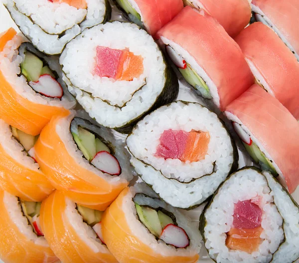 Sushi Łososiem Awokado Ogórkiem — Zdjęcie stockowe