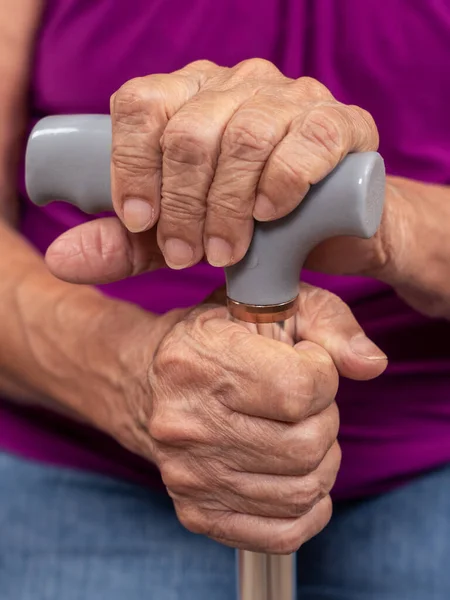 Alte Faltige Frauenhände Die Einen Gehstock Halten — Stockfoto