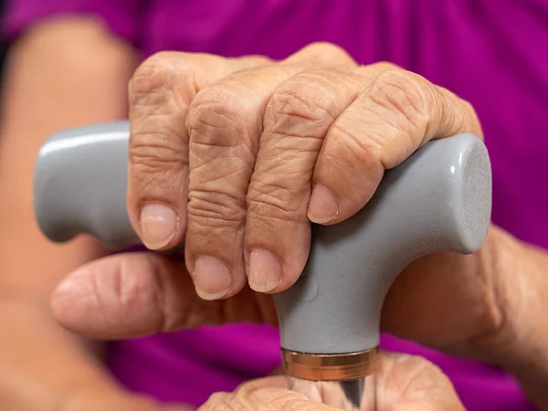 Alte Faltige Frauenhände Die Einen Gehstock Halten — Stockfoto