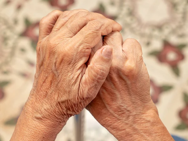 Alte Faltige Frauenhände Ruhen Auf Einem Gehstock — Stockfoto