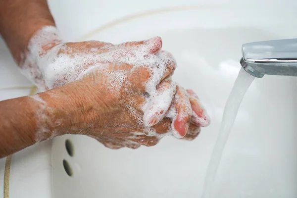 Paar Gerimpelde Handen Wassen Een Gootsteen — Stockfoto