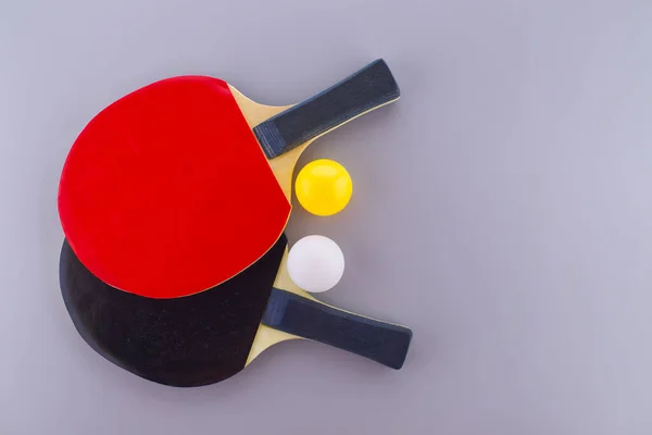 Röda Och Svarta Bordtennisställ Med Vit Och Gul Ping Pong — Stockfoto