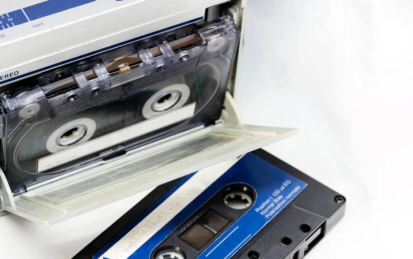 Viejo Cassette Audio Insertado Reproductor Cassette Portátil Tecnología Obsoleta Escuchando — Foto de Stock