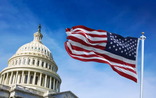 Bandera Estados Unidos Ondeando Con Capitolio Estados Unidos Fondo —  Fotos de Stock