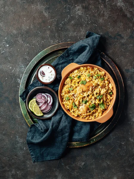 Comida Paquistanesa Arroz Biryani Com Frango Molho Iogurte Raita Delicioso — Fotografia de Stock