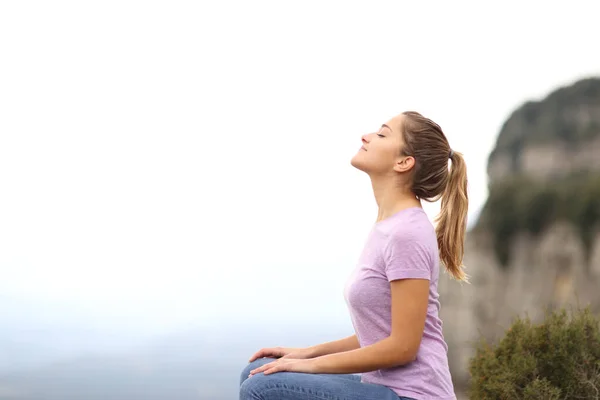 Retrato Una Mujer Sentada Respirando Aire Fresco Montaña —  Fotos de Stock