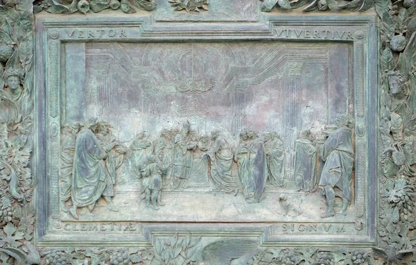 耶稣在圣殿的介绍 意大利比萨圣玛丽主教座堂中央门的详细情况 — 图库照片