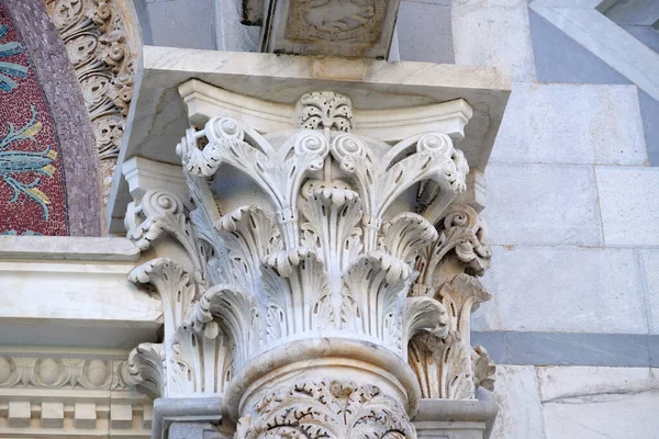 Fasáda Zdobený Sloup Katedrály Pise Itálie — Stock fotografie