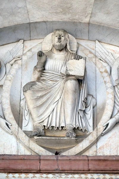 루카에 마르틴 성당의 이탈리아의 루카라는 천사가 지키고 도라에 죄수를 묘사하고 — 스톡 사진