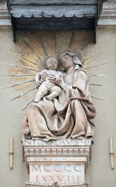 Virgin Nary Baby Jesus Statue House Facade Bologna Italy — Stock Photo, Image