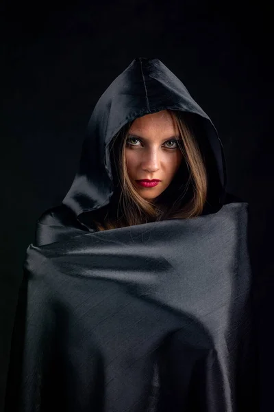 Portret Dziewczyny Jedwabnym Czarnym Płaszczu — Zdjęcie stockowe
