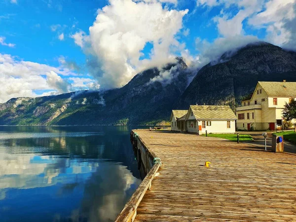 Göl Dağlarla Dolu Güzel Bir Manzara — Stok fotoğraf