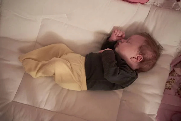 Egy Hónapos Újszülött Ágyban Közelkép Portré Alvó Aranyos Kislány — Stock Fotó