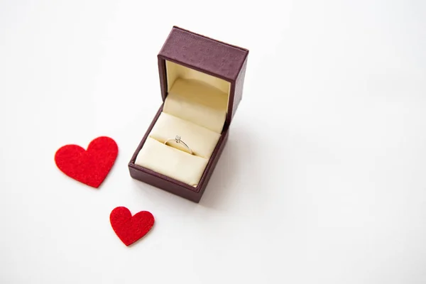 漂亮的红心 白色背景 盒子里的戒指 婚姻建议 — 图库照片