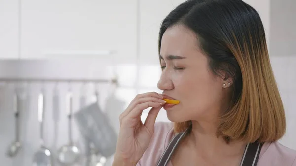 Retrato Asiático Joven Feliz Hermosa Mujer Cocina Que Muerde Comer —  Fotos de Stock