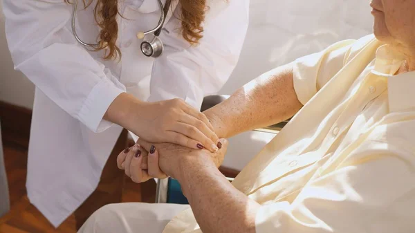 Vrouwelijke Verpleegkundige Arts Dragen Wit Uniform Hand Hand Van Patiënt — Stockfoto