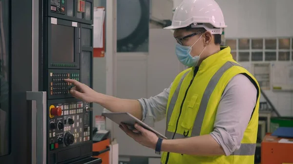 Trabajador Fábrica Asiático Que Opera Programación Automatizada Centro Industria Máquinas — Foto de Stock