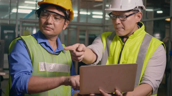 Dos Trabajadores Industriales Fábrica Técnico Ingeniero Gerente Usan Uniformes Seguridad — Foto de Stock