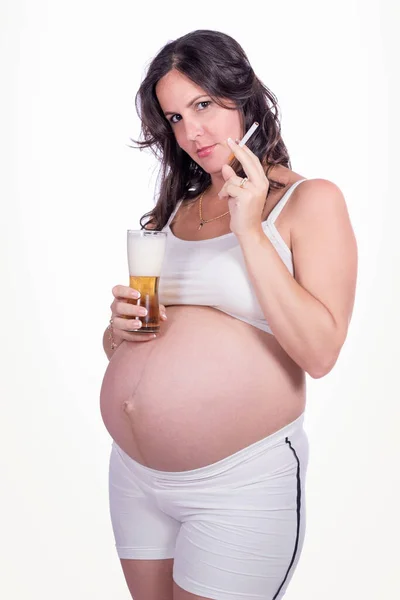 Mulher Grávida Com Cigarro Uma Mão Copo Cerveja Outra — Fotografia de Stock